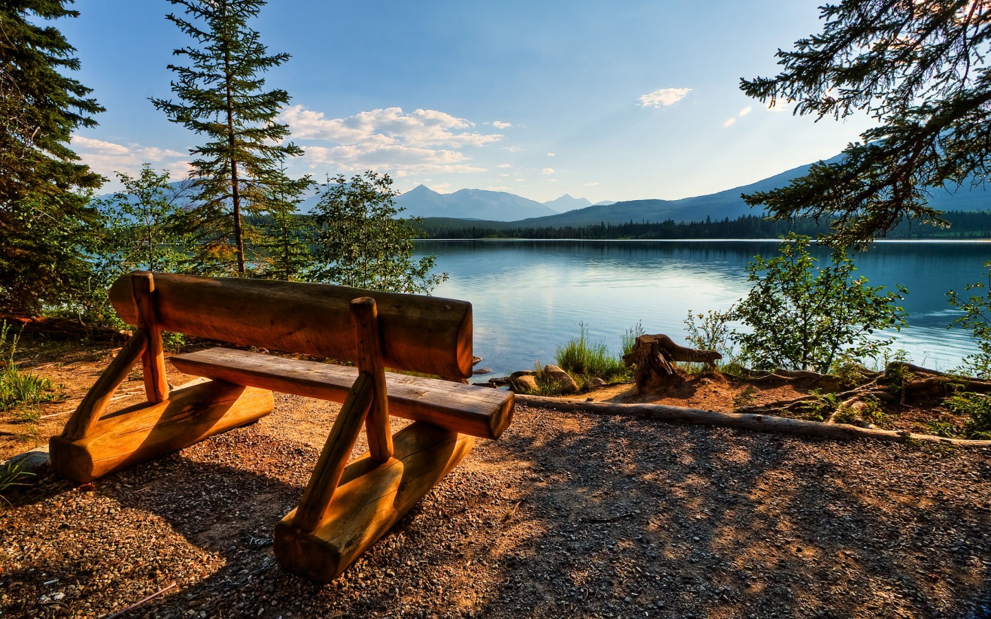 Деревянная скамья на берегу озера обои