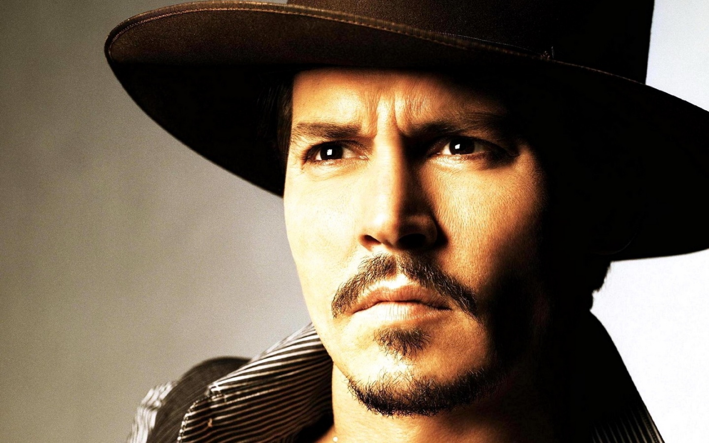 Актер Джонни Депп в широкополой шляпе обои