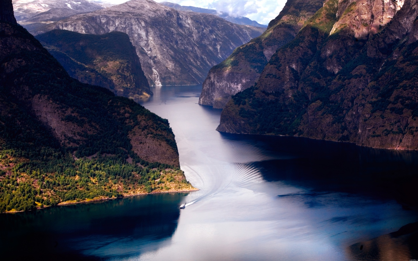Лодка на реке среди высоких гор обои