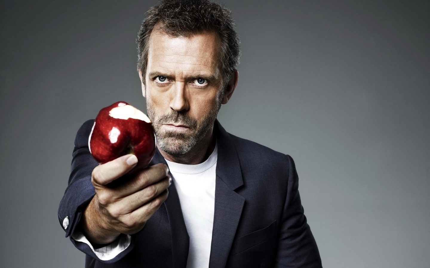 Доктор Хаус с яблоком в руке обои