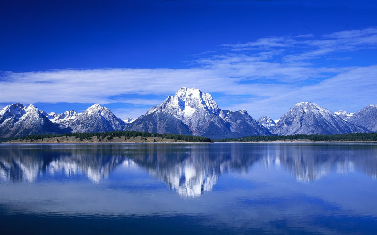 Вид на горы за озером обои