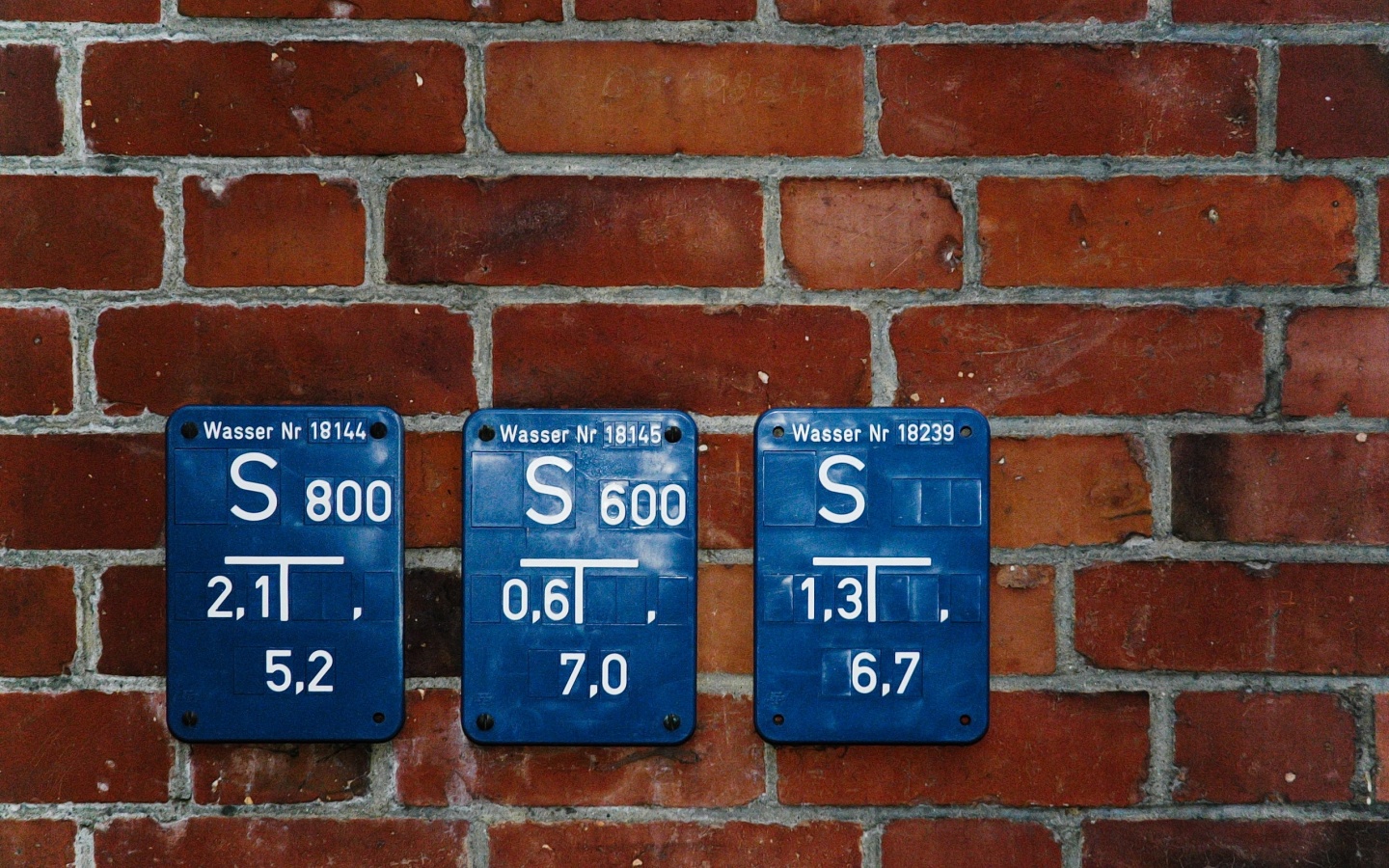 Стена с обозначениями обои