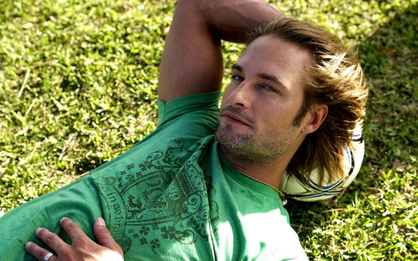 Джош Холлоуэй с мячом обои