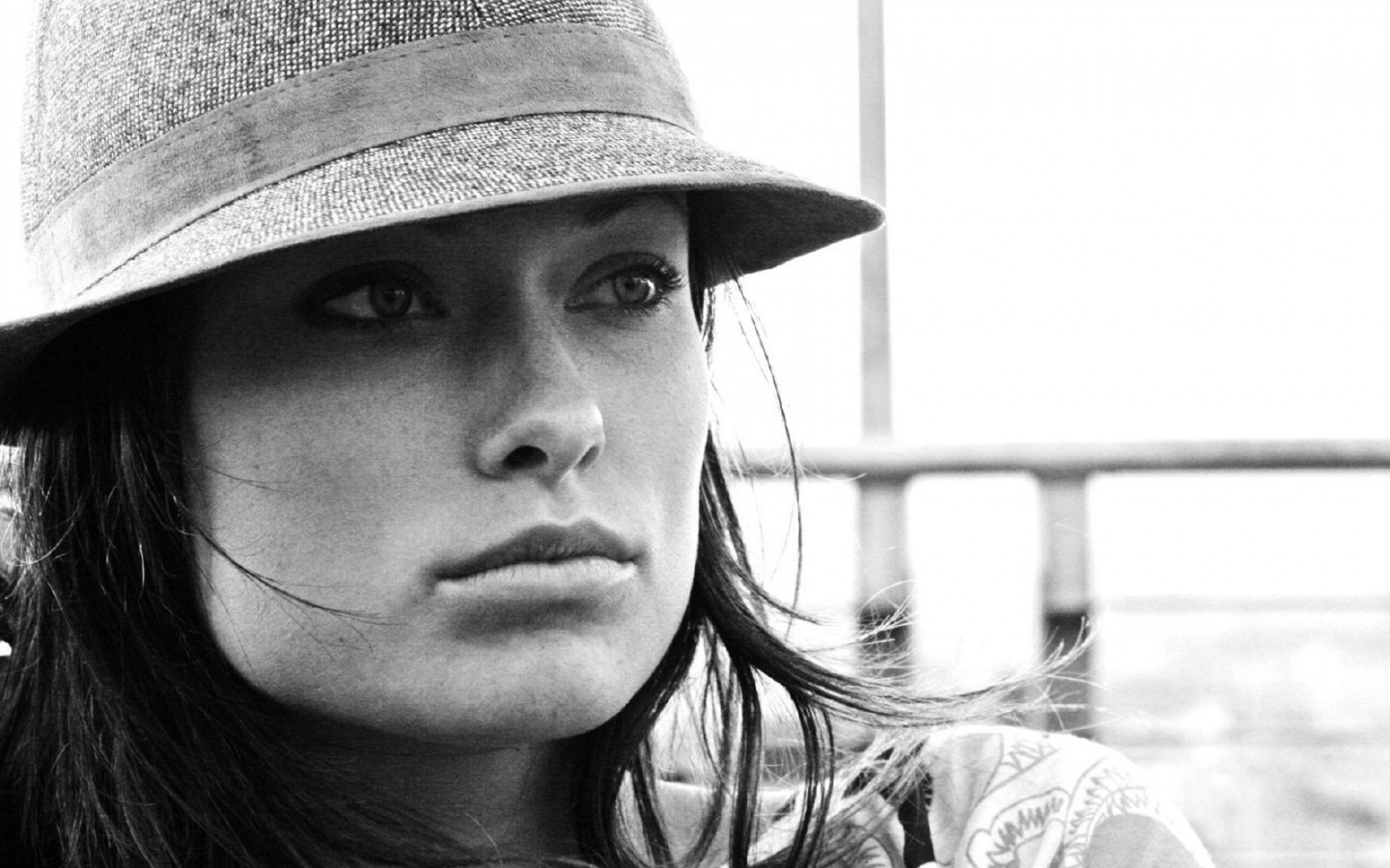 Оливия Уайлд в шикарной шляпе обои