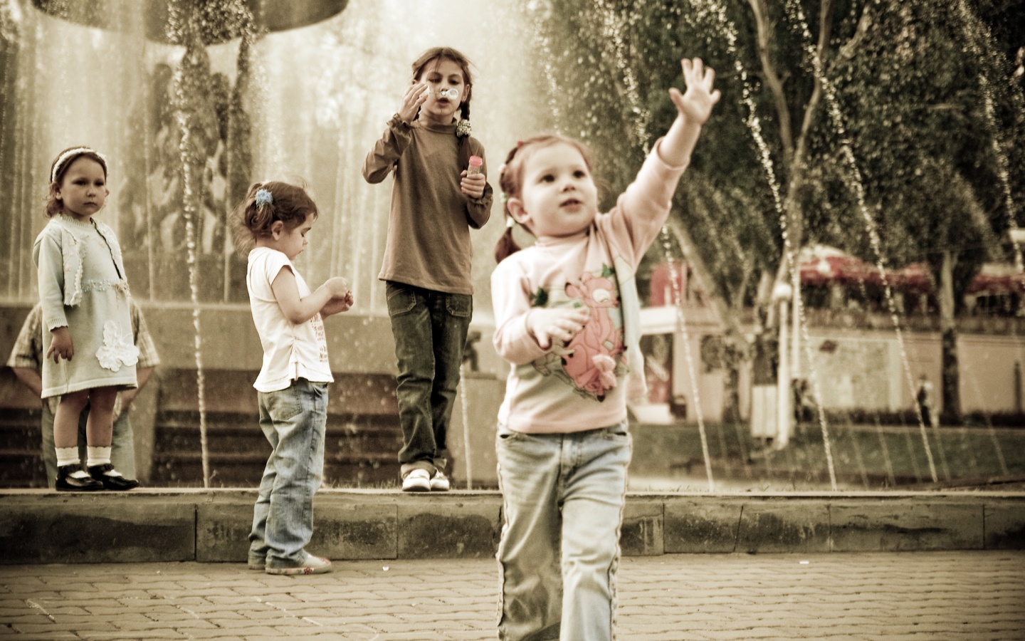 Дети у фонтана обои