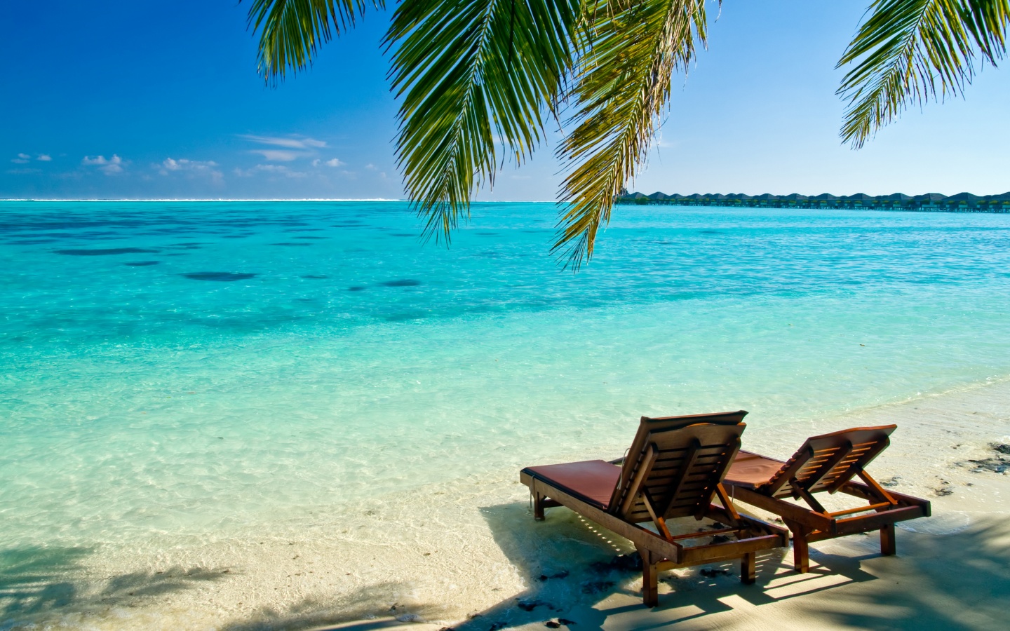 Шезлонги у самой воды обои