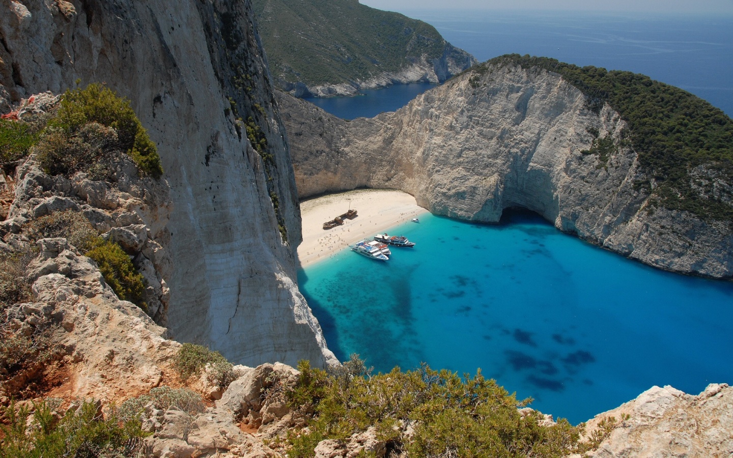 Яхты в бухте обои