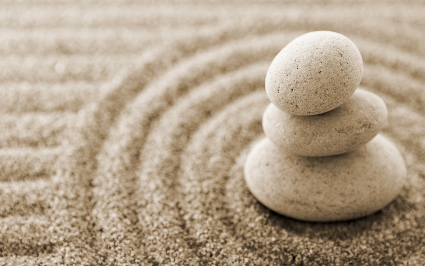 Пирамидка в саду камней обои