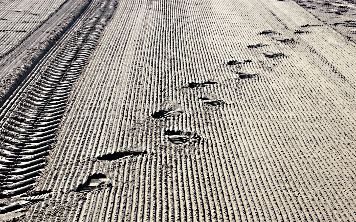 Следы на песке обои