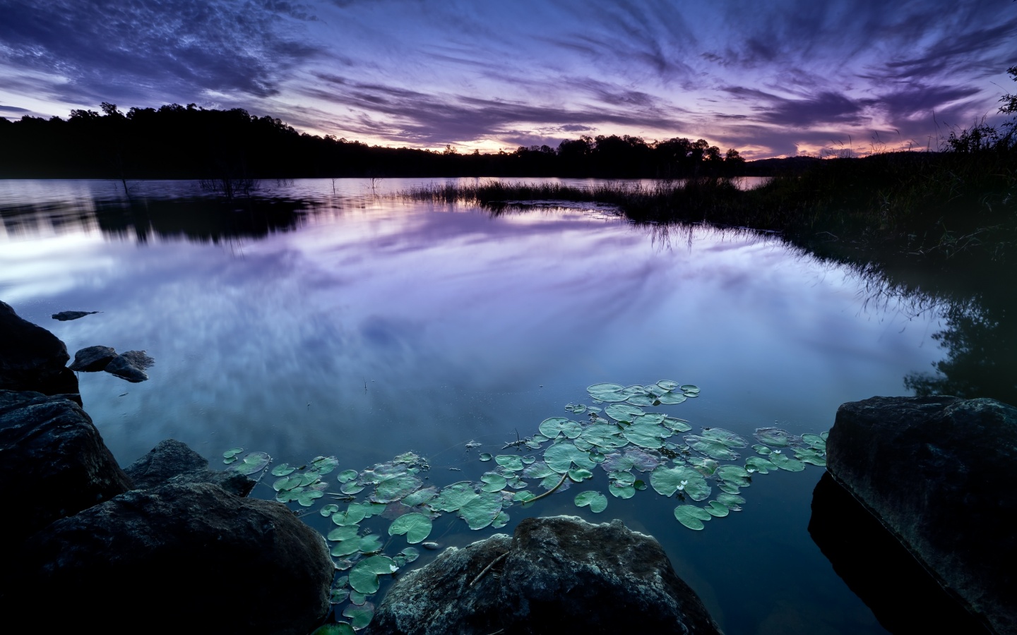 Озеро поздним вечером обои