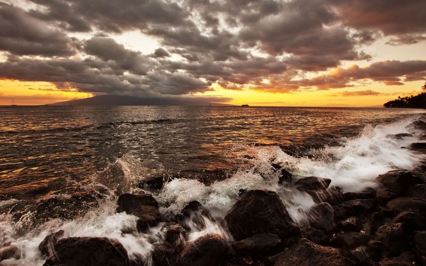 Неспокойно синее море.. обои