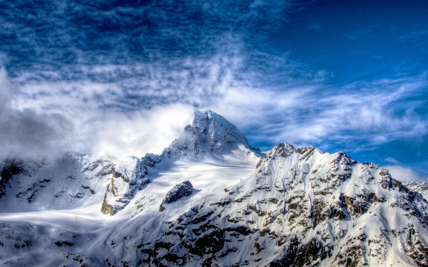 Снежные горные вершины на ветру обои