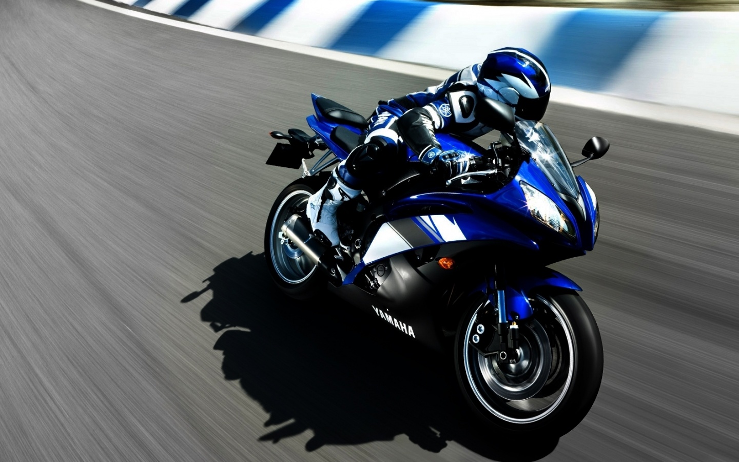 Мотоциклист на трассе обои