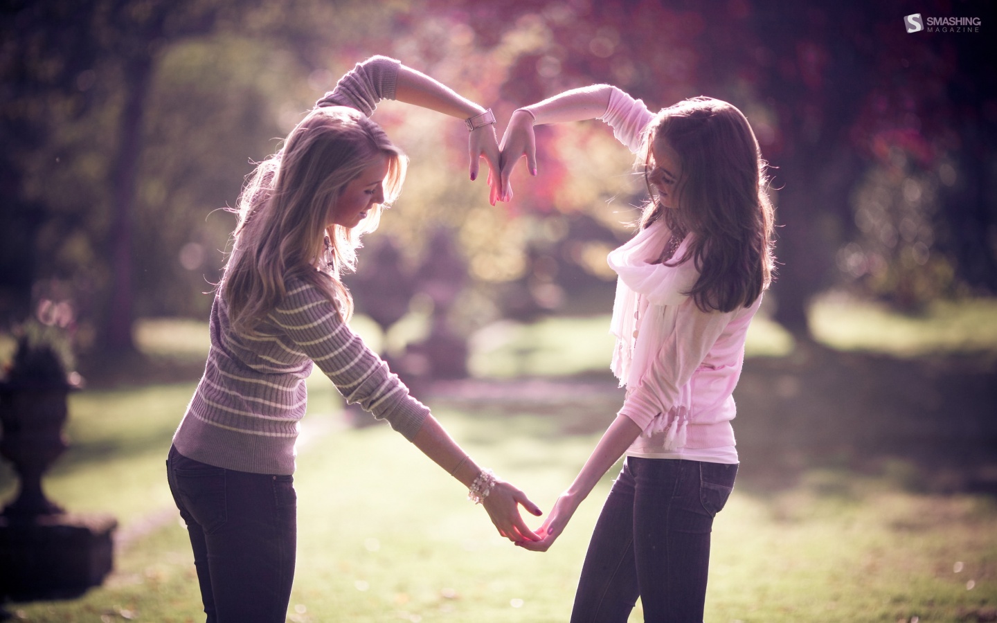 Две девушки и сердце из рук обои