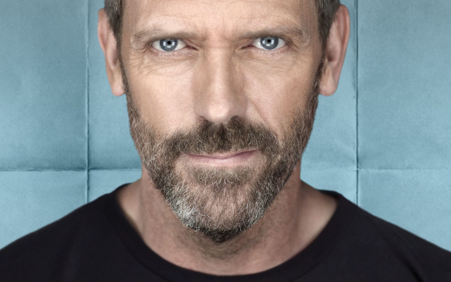 Доктор Хаус в футболке со змеями на трости обои