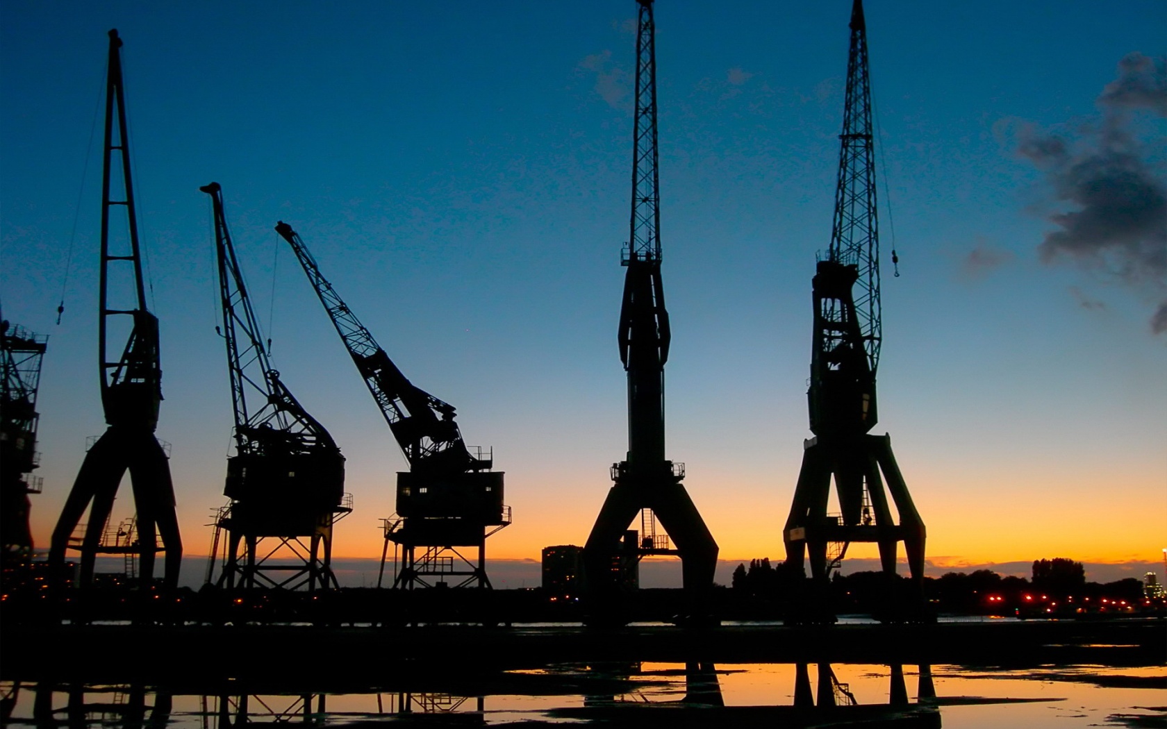 Силуэты портовых кранов обои
