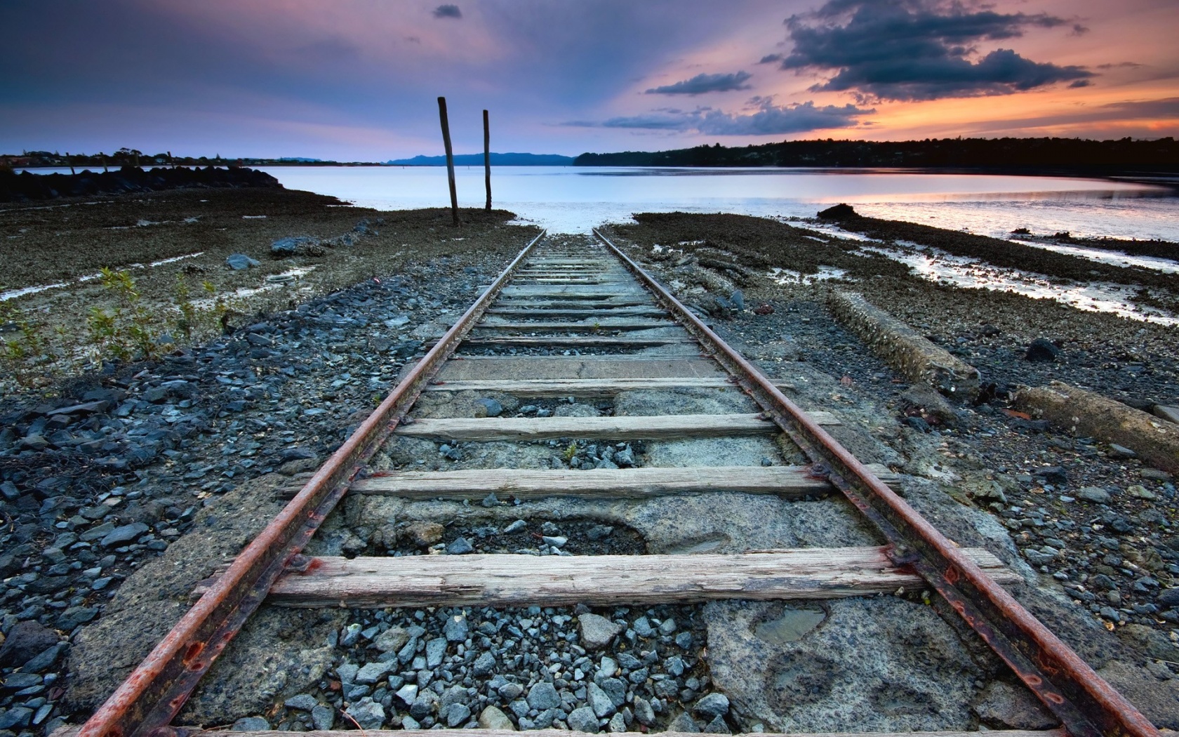 Рельсы обрывающиеся в воду обои