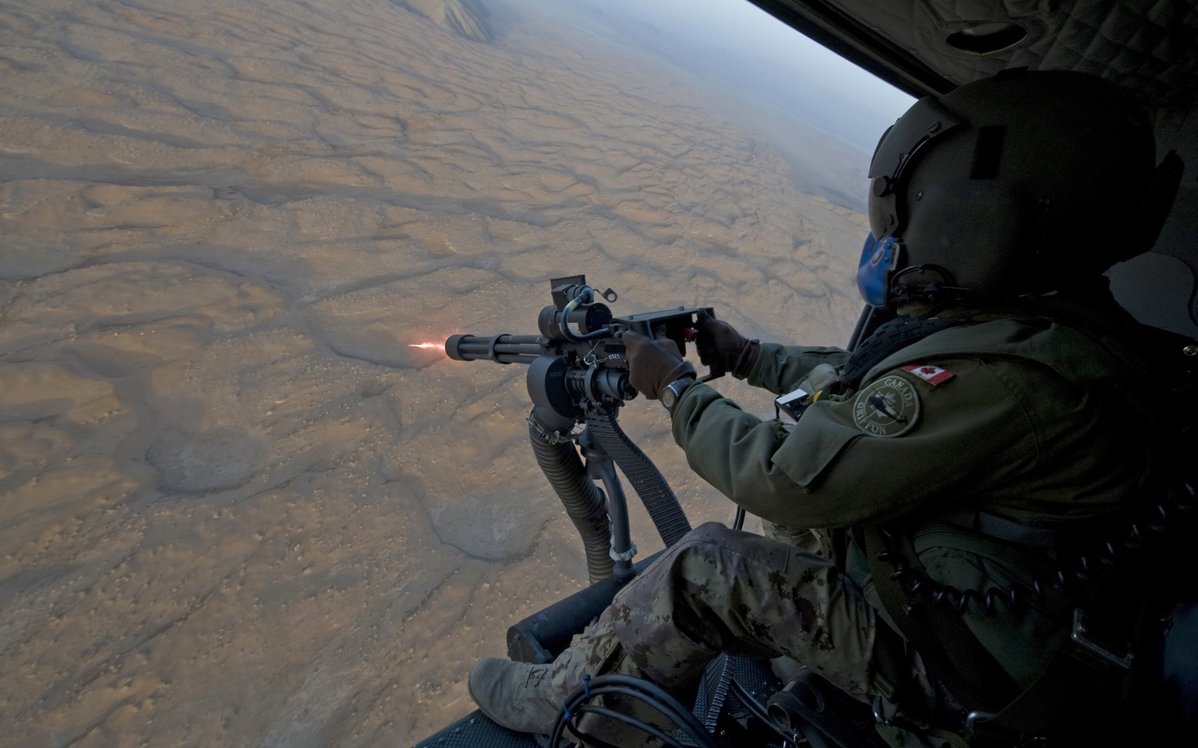 Обстрел с борта вертолета обои