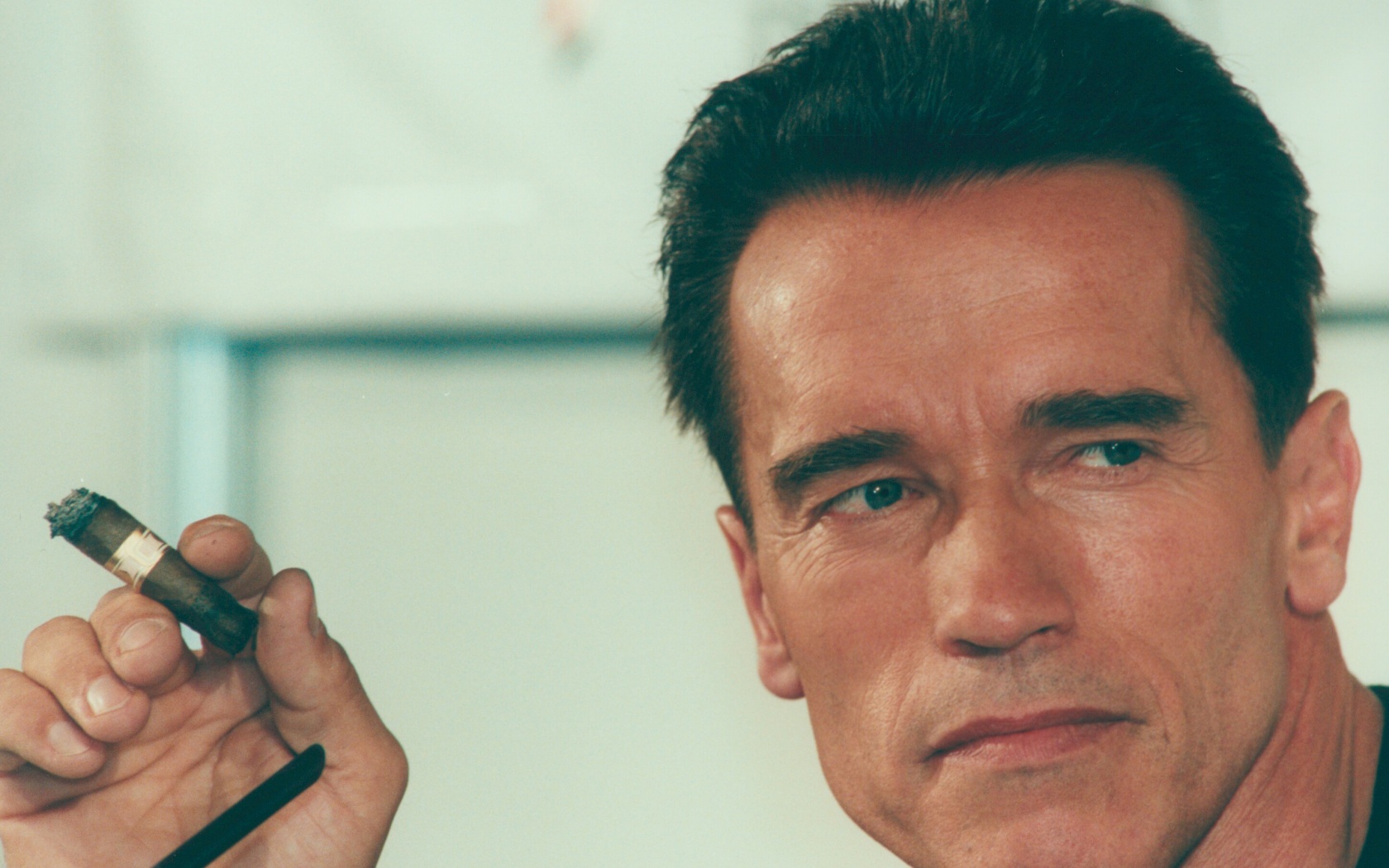 Арнольд Шварцнеггер с сигарой обои