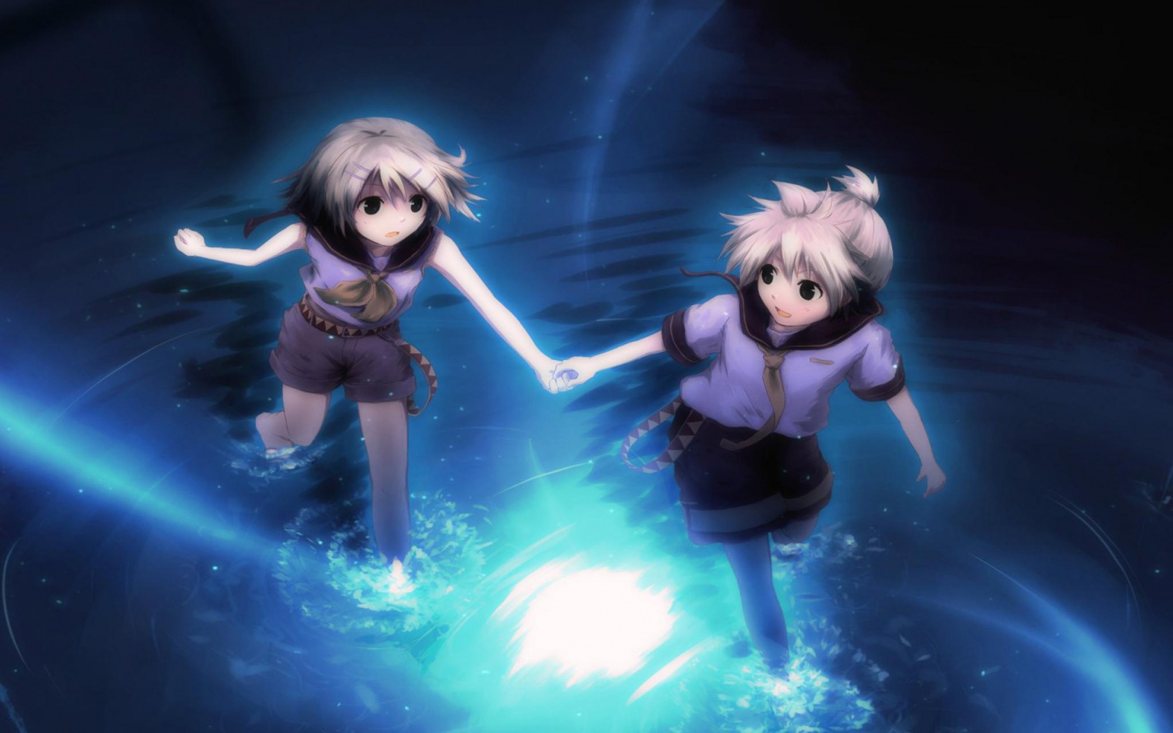 Девочки бегут по воде обои