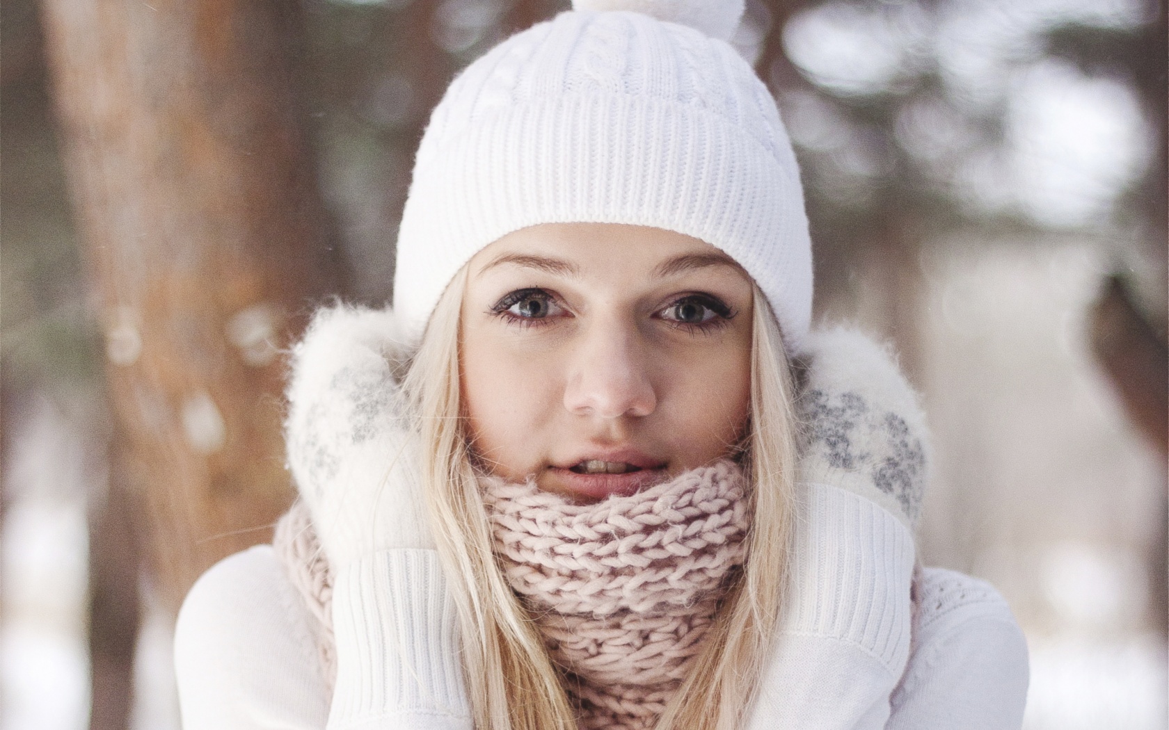 Девушка в белом в снежном лесу обои