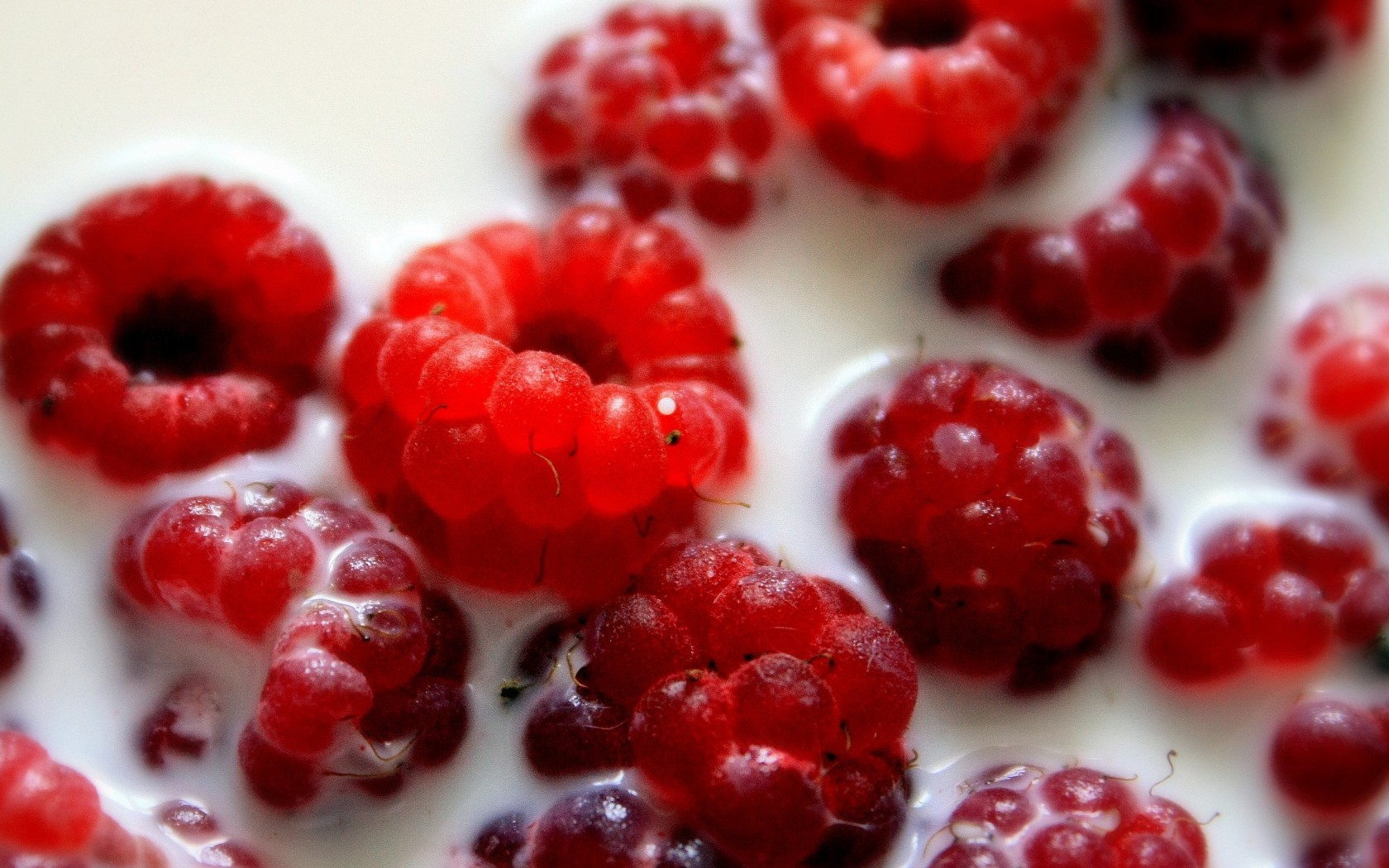 Малина в молоке обои