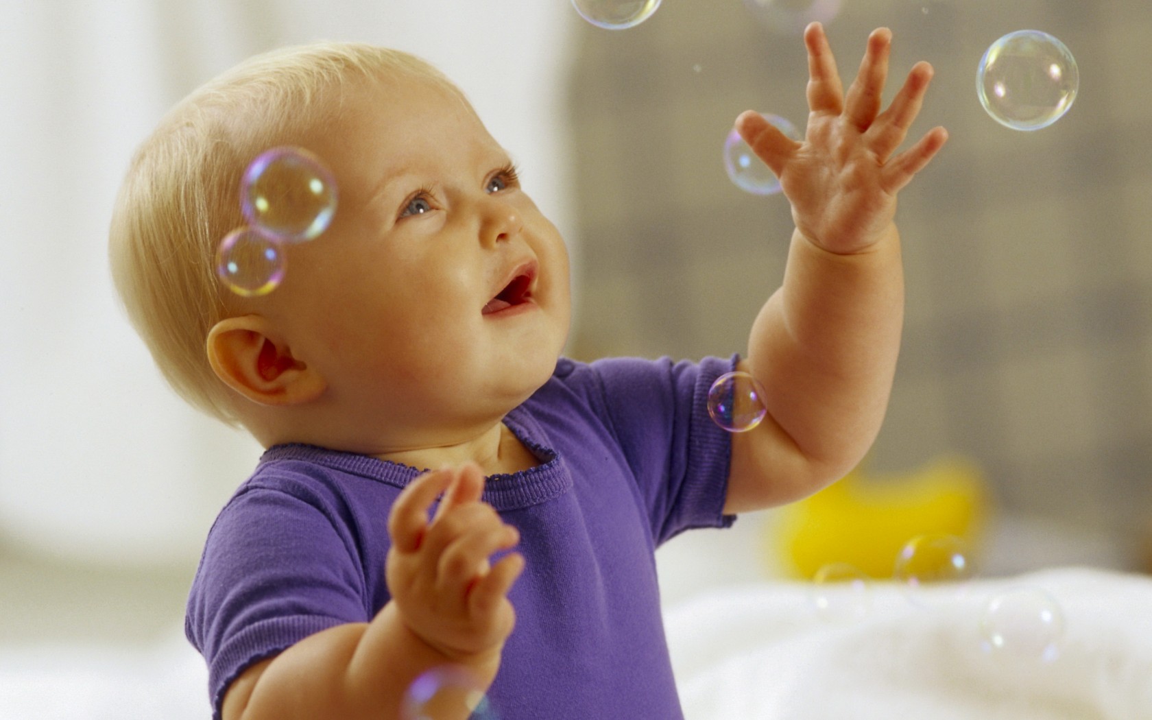 Игра с мыльными пузырями обои