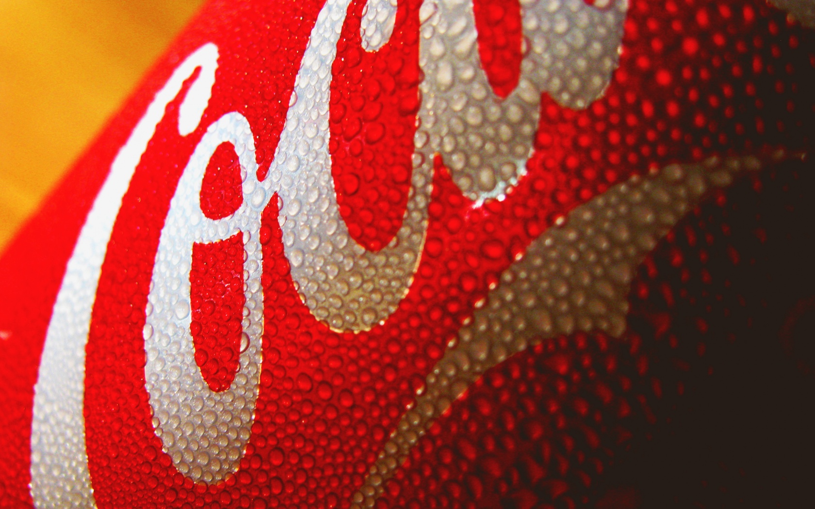 Запотевшая банка Кока-Колы обои