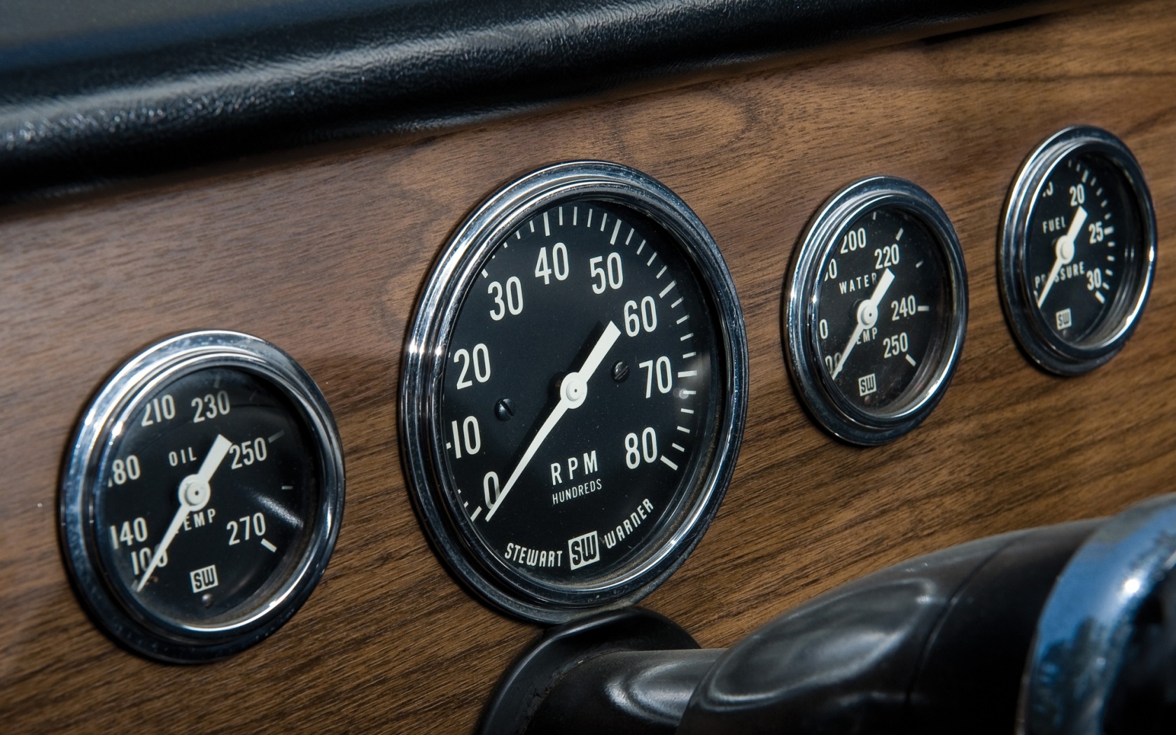 Приборная панель автомобиля Dodge обои