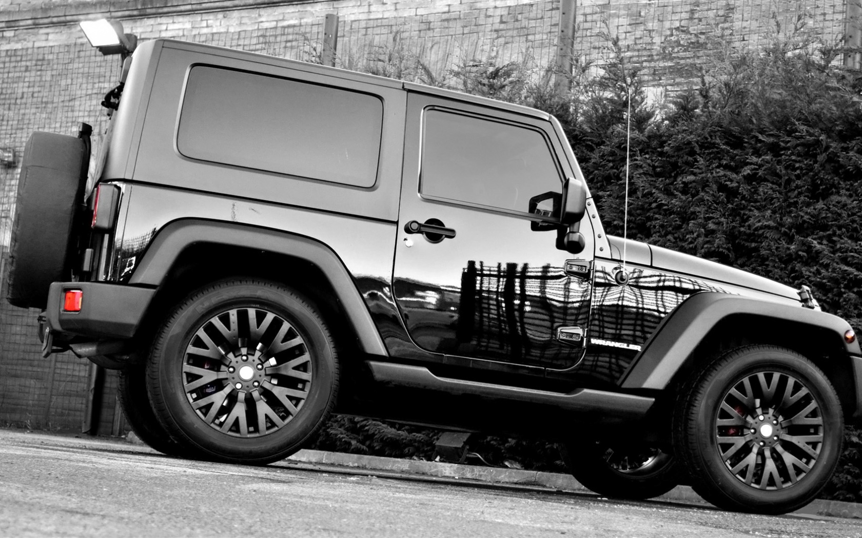 Черный внедорожник обои