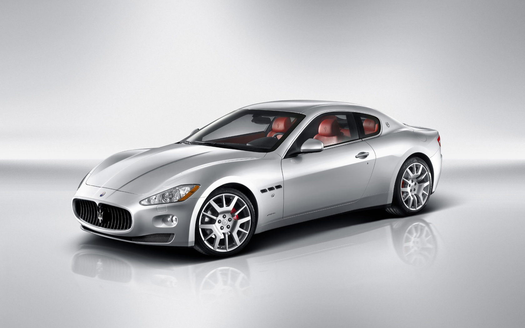 Грандтуризмо на белом фоне обои