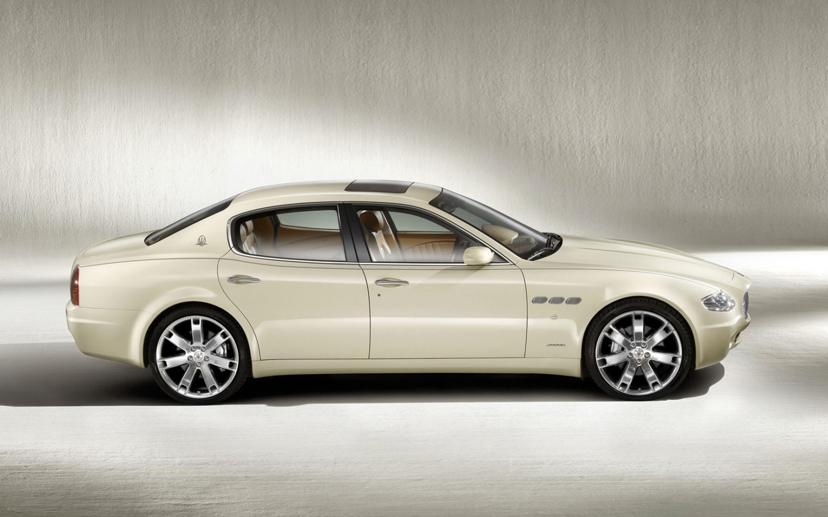 Maserati Quattroporte сбоку обои