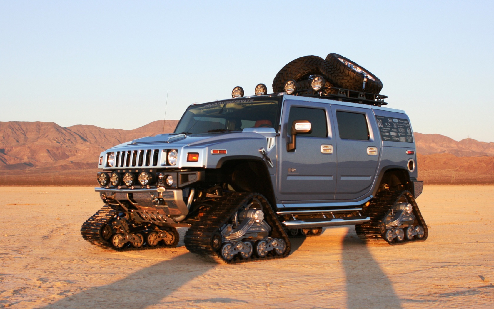 Hammer на гусеницах обои