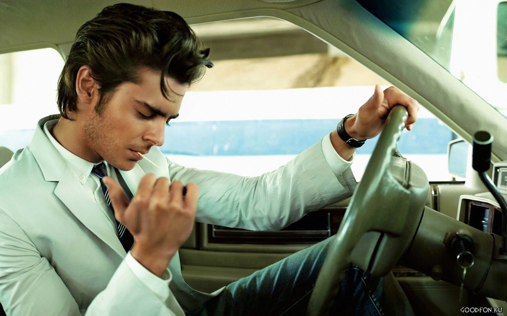 Мужчина прикуривает в машине обои