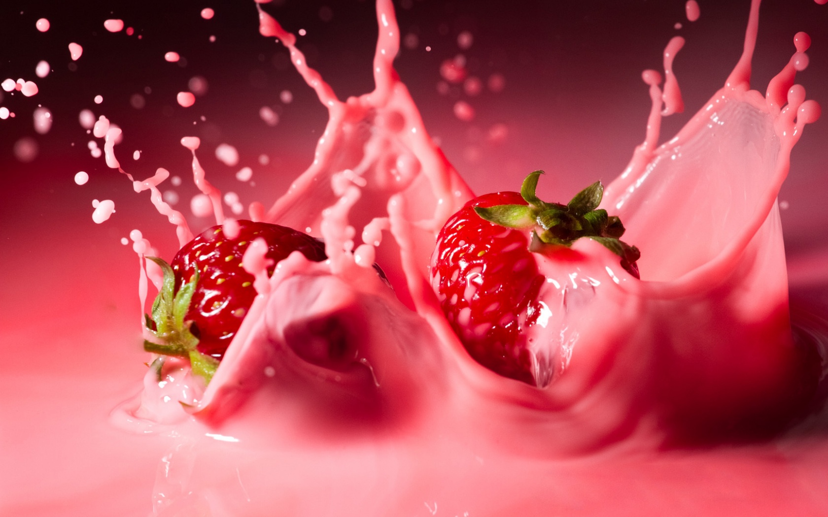 Сочная клубника с молоком обои