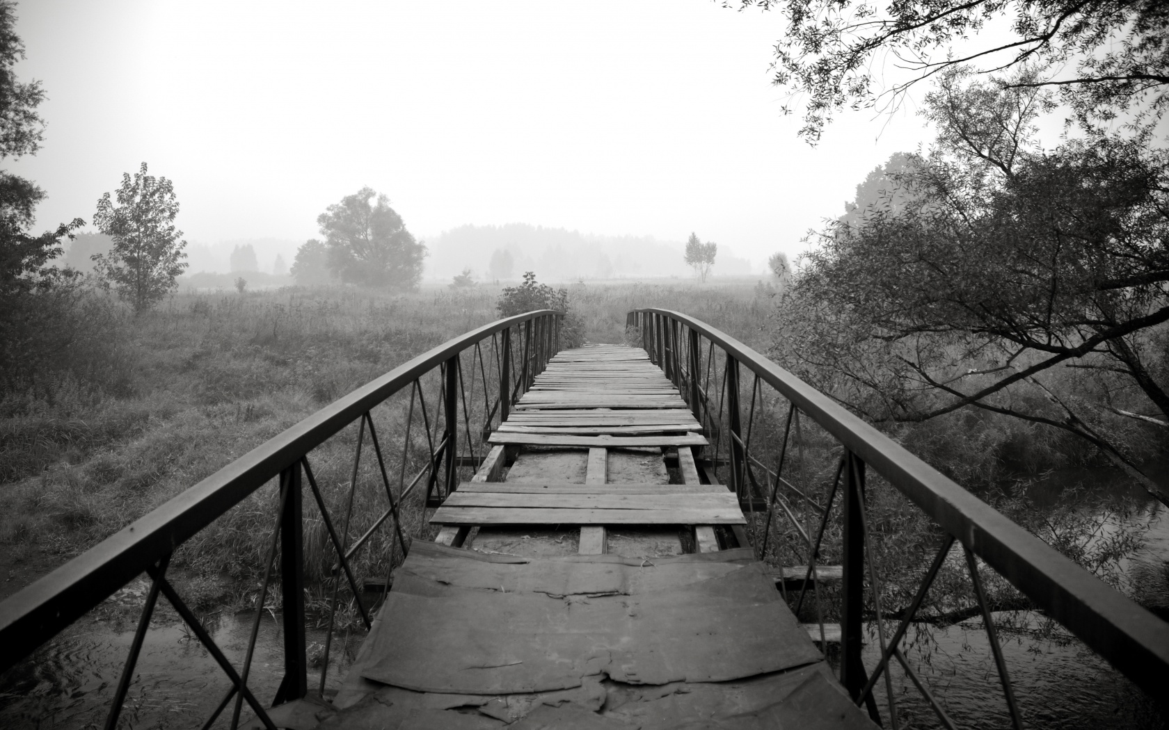 Старый мост на черно-белом фото обои