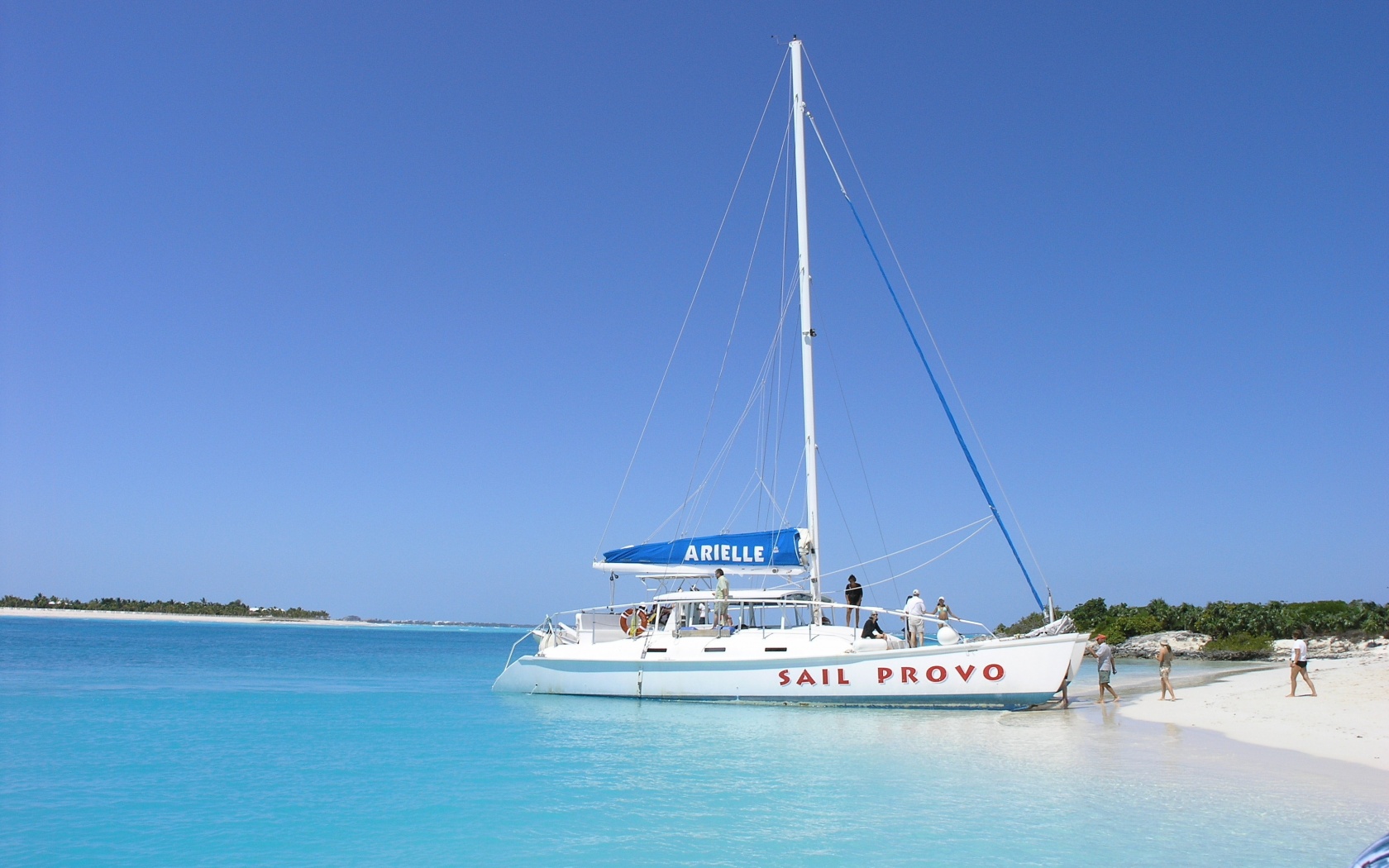 Яхта в голубой лагуне обои