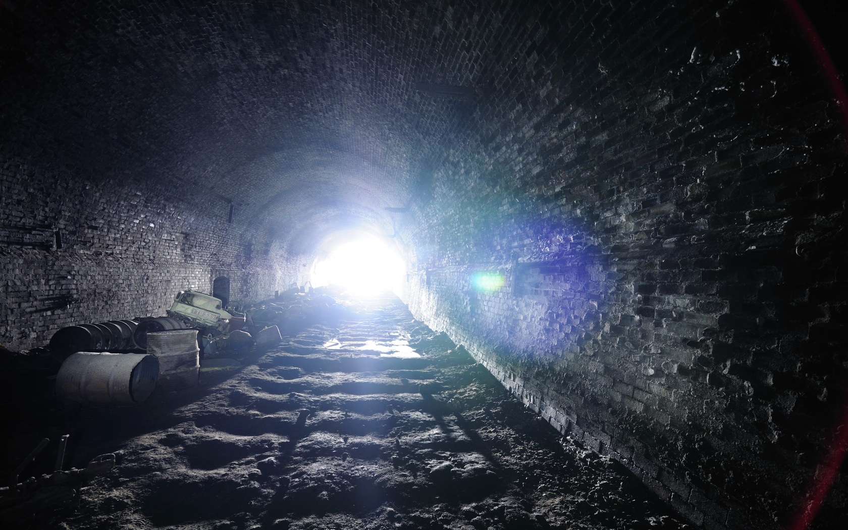 Захламленный тоннель обои