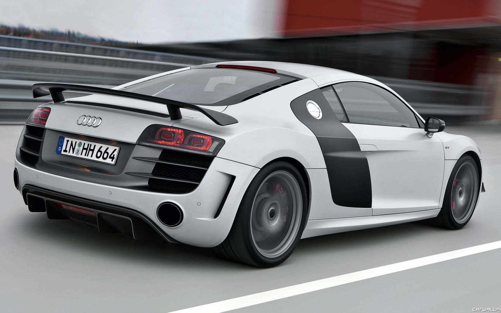 Audi R8 на скоростной трассе обои