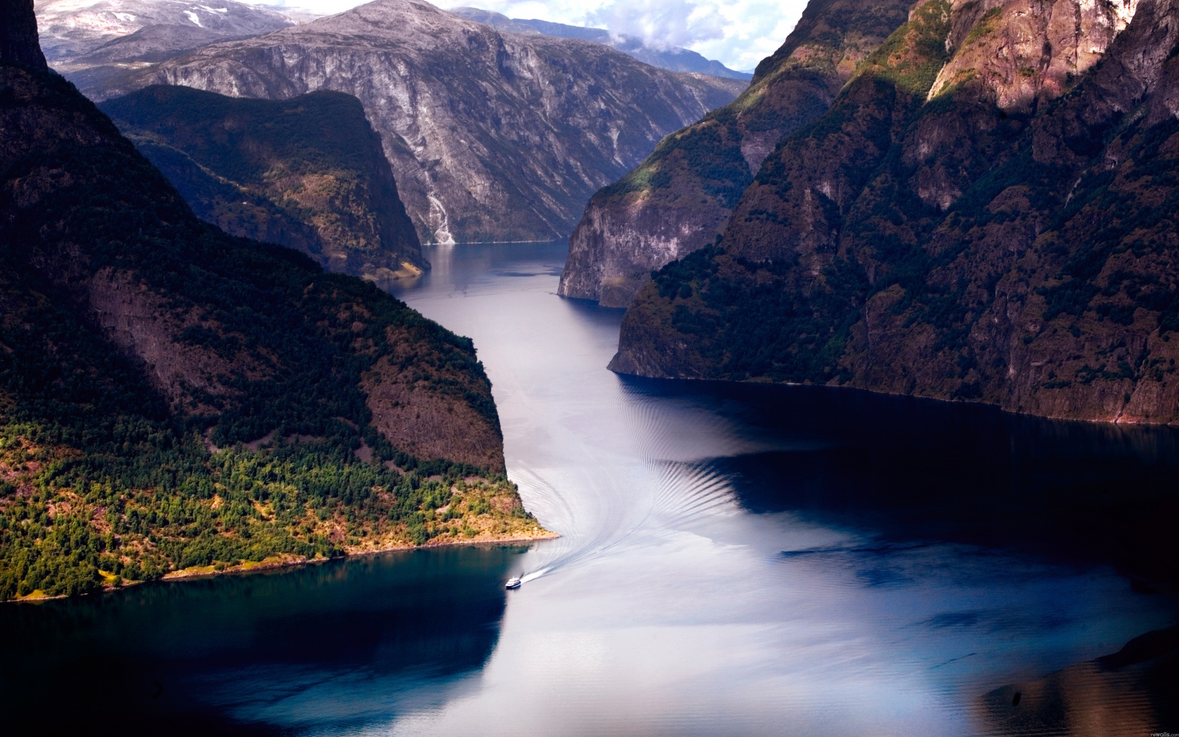 Лодка на реке среди высоких гор обои