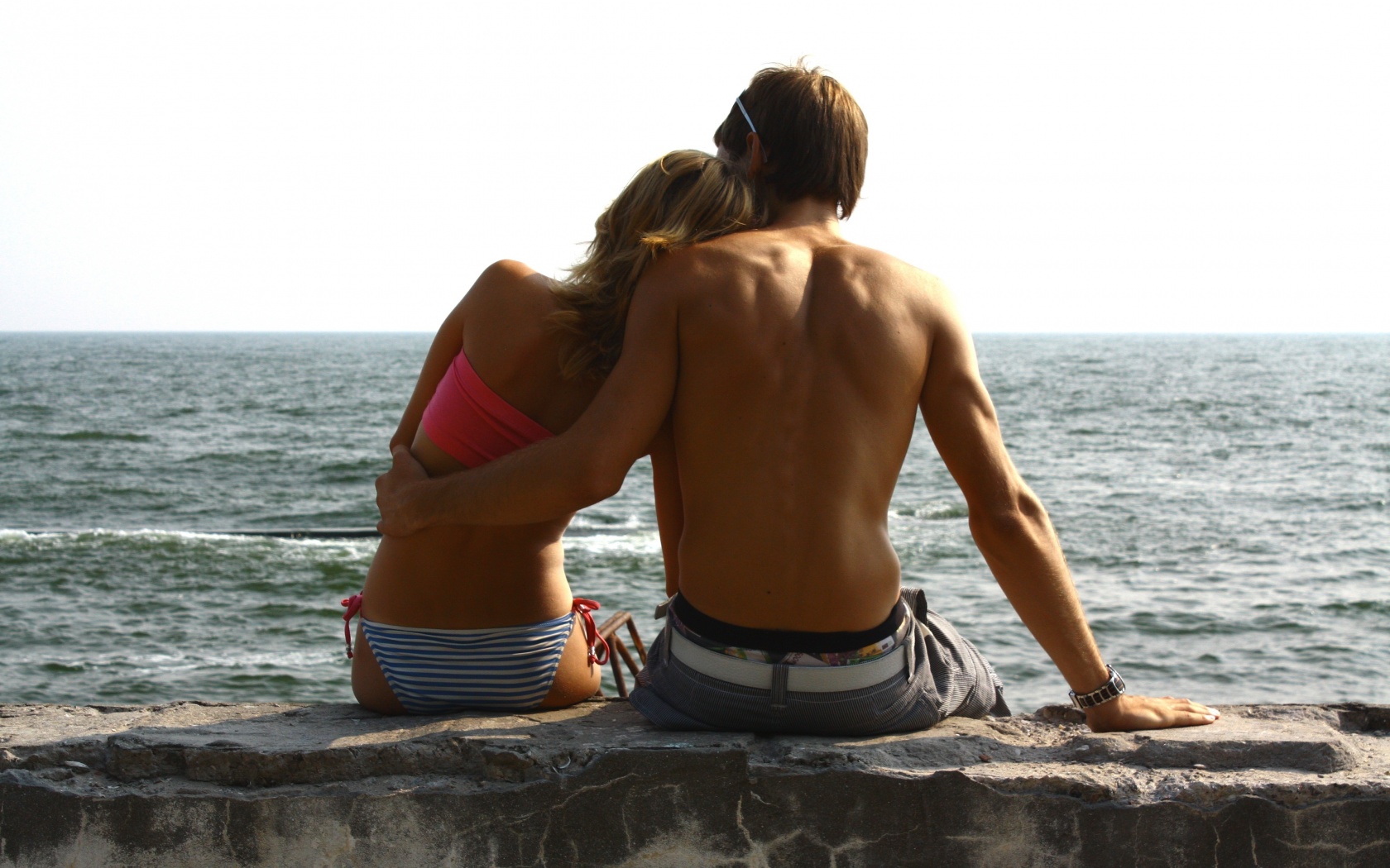 Девушка и парень у моря обои