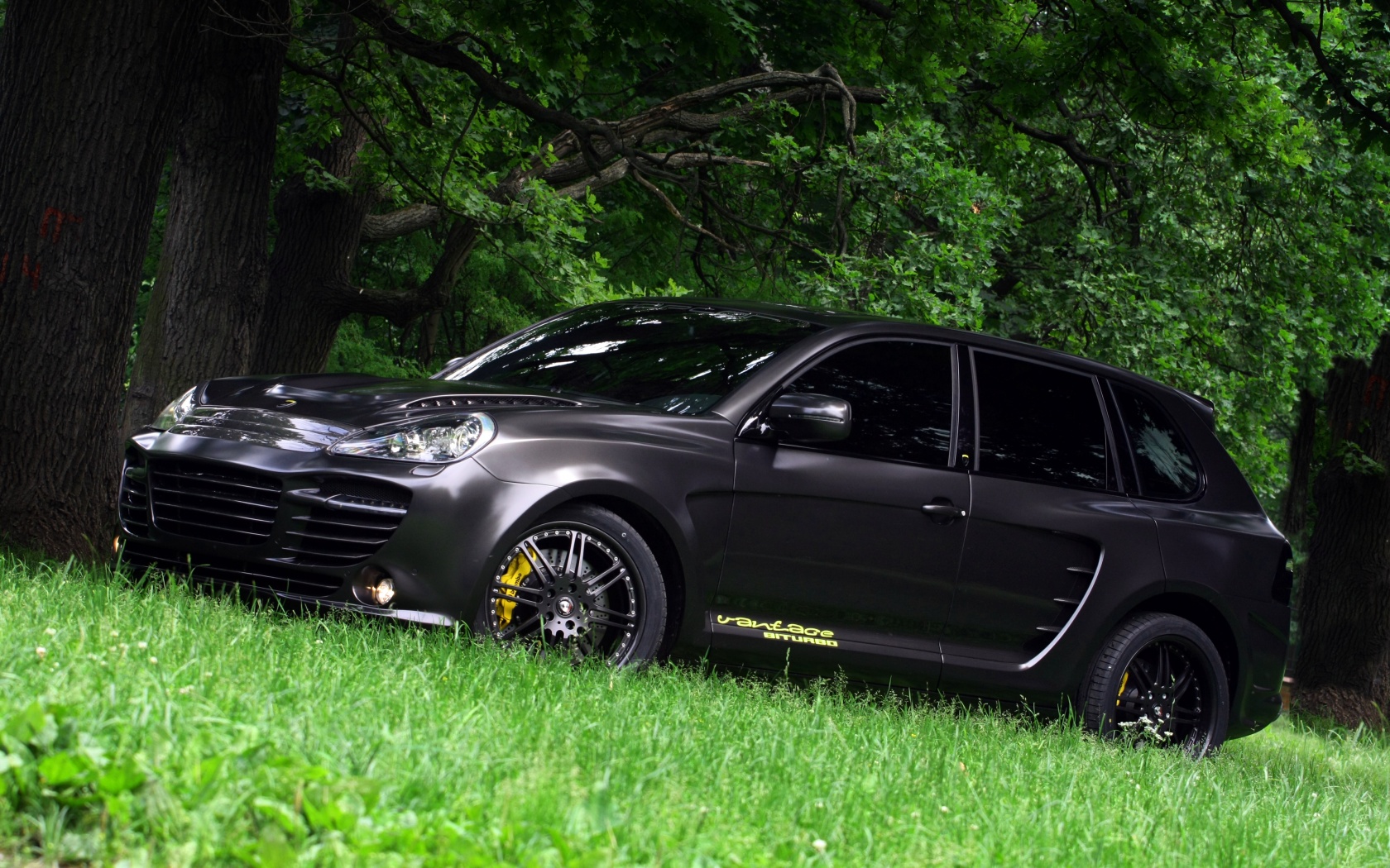 Концепт внедорожника в лесу обои