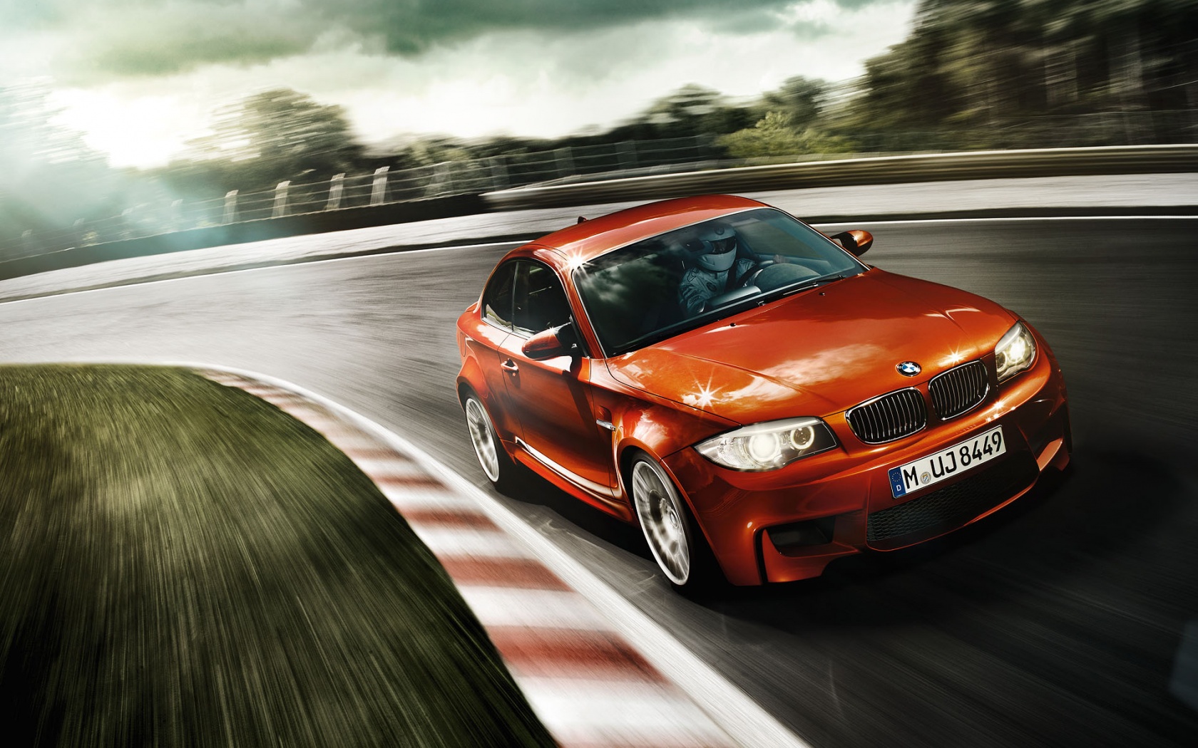 Гонщик за рулем BMW M1 обои