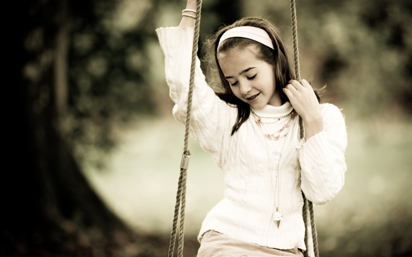 Девочка на качелях обои