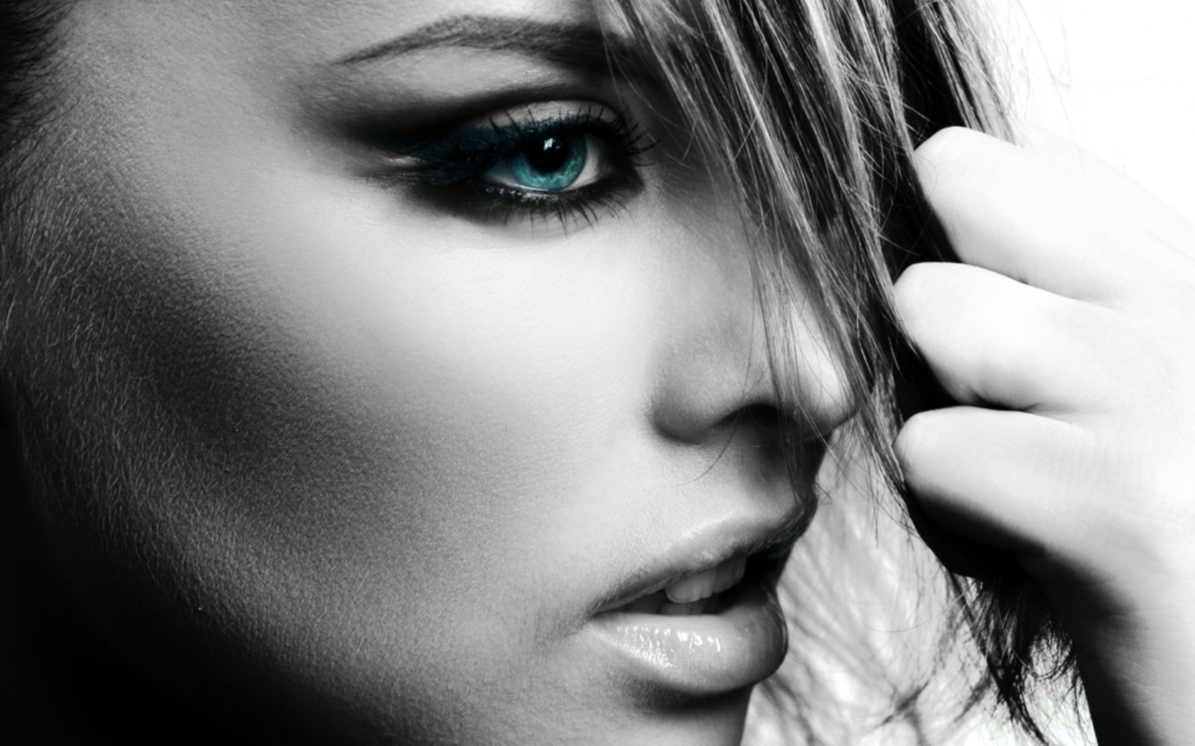 Глаза цвета моря обои