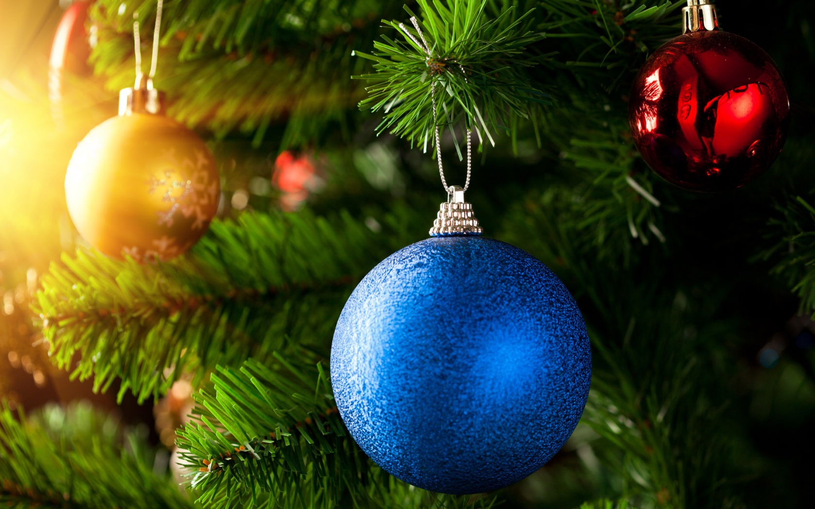Шары на ёлке обои