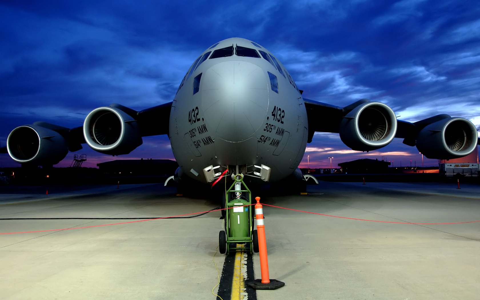 Самолет на взлетной полосе обои