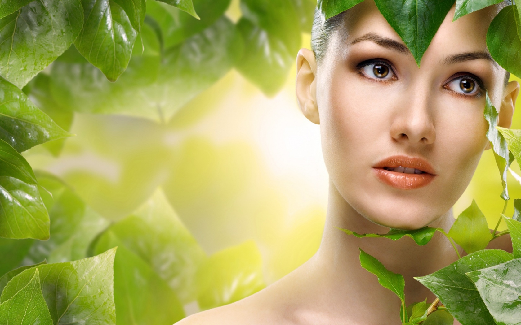 Девушка с зелеными листьями обои