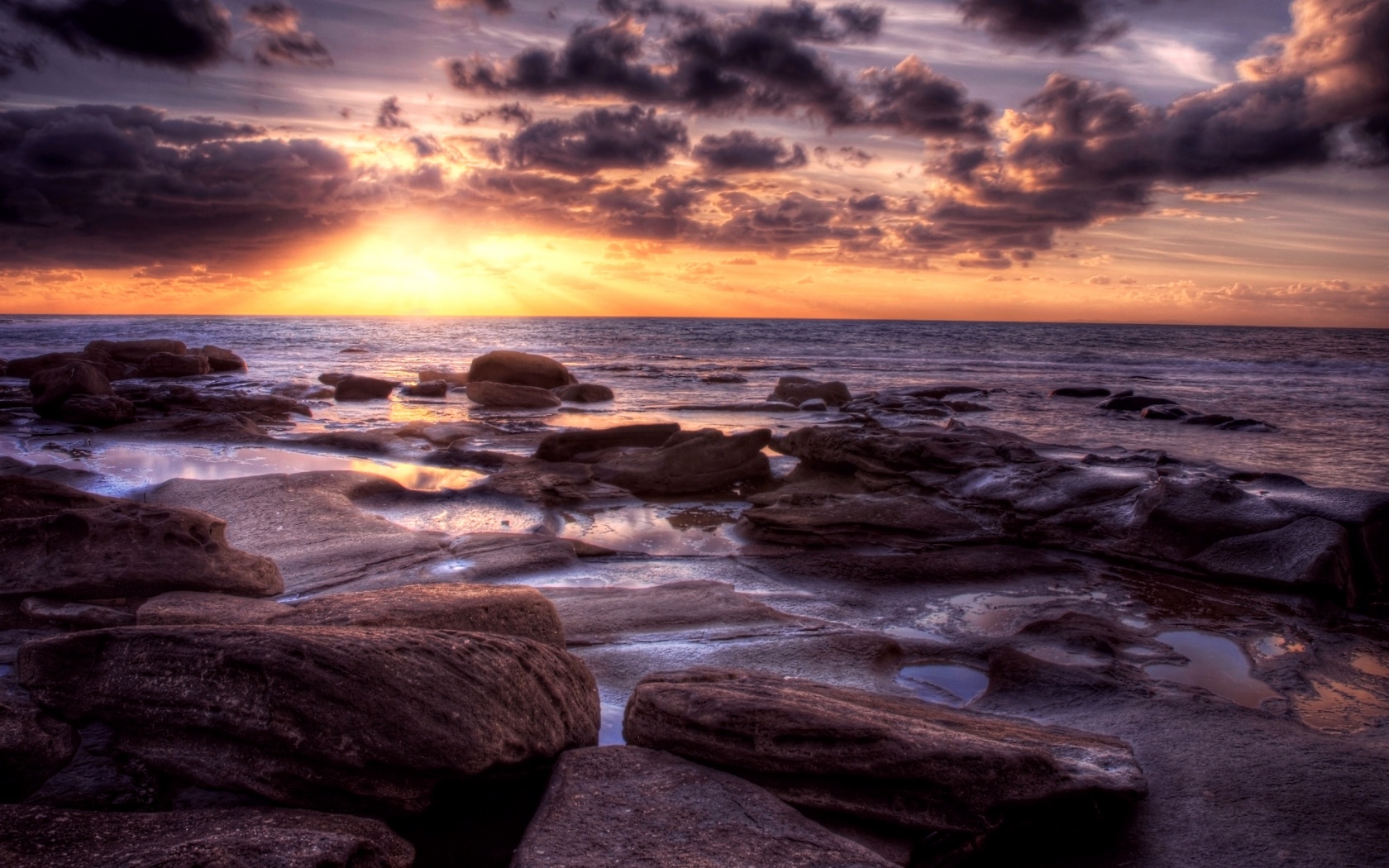 Каменистый берег на закате обои