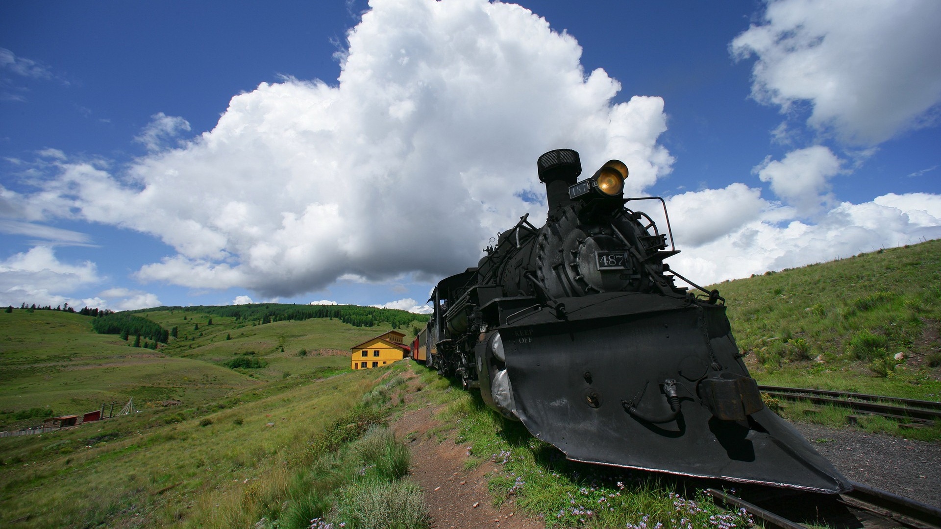Паровоз на деревенской станции обои